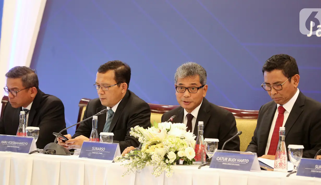 Direktur Utama BRI Sunarso (kedua kanan) memberi keterangan pers pada paparan Kinerja Keuangan Triwulan IV tahun 2019, Jakarta, Kamis (23/1/2020). Volume transaksi agen BRILink mencapai Rp 673 triliun atau tumbuh 31,2%. (Liputan6.com/Fery Pradolo)