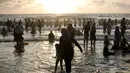 Sejumlah warga Palestina menikmati liburan di pantai Tel Aviv, Israel, Minggu (19/7/2015). Selama Idul Fitri, pemerintah Israel mengizinkan warga Palestina untuk berwisata di sepanjang garis pantai Mediterania. (REUTERS/Baz Ratner)