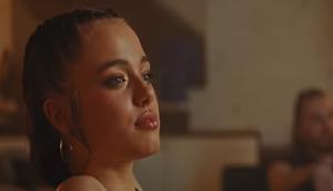 Shiloh Jolie menjadi salah satu penari latar di video klip terbaru penyanyi Korea Selatan, Dayoung. (dok. Tangkapan layar Youtube Starship Entertainment)