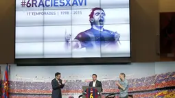 Xavi Hernandez menunjukkan jersey Barcelona yang ditandatangani oleh seluruh pemain dan Presiden Barcelona saat acara perpisahannya di Auditori 1899, Spanyol, (3/6/2015). Xavi bergabung dengan Barcelona pada usia 11 tahun. (REUTERS/Gustau Nacarino)