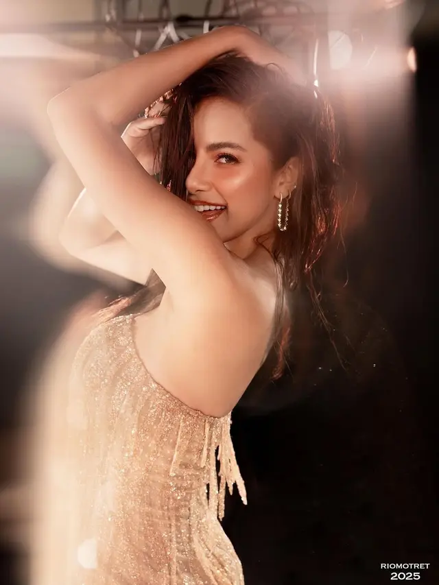 Pesona Dualisme Olla Ramlan, Tampil Slay dengan Gaya Maskulin dan Glamor Serba Emas