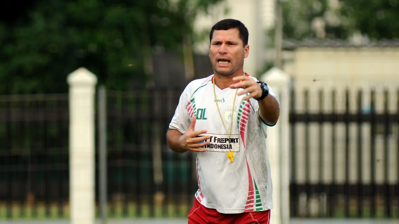 Pelatih Persipura Oswaldo Lessa