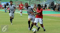 Bek Sriwijaya FC, Supardi (kedua kanan) berebut bola dengan Yabes Roni M (Bail United) saat laga perebutan tempat ketiga Piala Bhayangkara 2016 di Stadion GBK Jakarta, Minggu (3/4/2016). Sriwijaya unggul 2-0. (Liputan6.com/Helmi Fithriansyah)