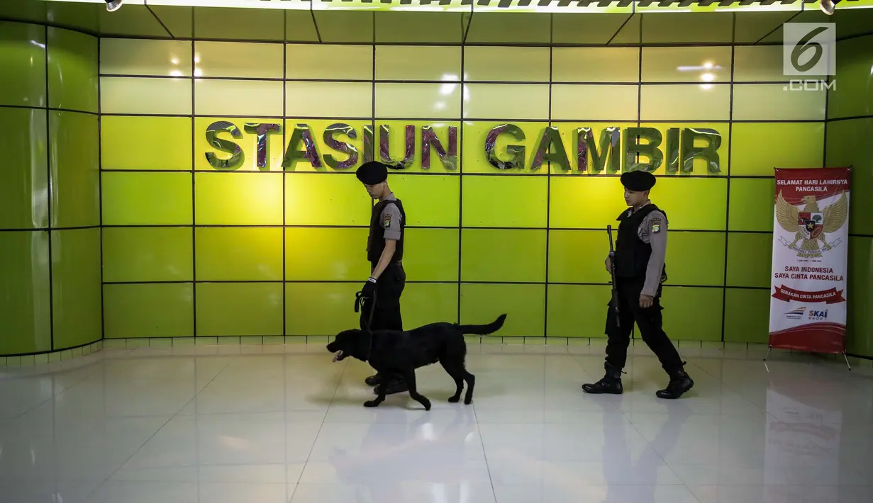 Unit K9 (unit keamanan dengan hewan berupa anjing) Polda Metro Jaya menyisir kawasan Stasiun Gambir, Jakarta, Kamis (1/6). Hal ini dilakukan sebagai upaya mencegah hal yang tidak diinginkan pasca bom Terminal Kampung Melayu. (Liputan6.com/Faizal Fanani)
