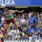 Pemain Chelsea, Jeremie Boga (2kiri) berduel dengan pemain Burnley, James Tarkowski pada laga perdana Premier League di Stamford Bridge, (12/8/2017). Chelsea kalah 2-3. (AFP/Ian Kington)