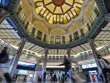 Foto yang diambil pada tanggal 2 Juni 2024 ini menunjukkan para pelancong yang berjalan melalui pintu keluar selatan Marunouchi di stasiun Tokyo, salah satu dari 30 stasiun di sepanjang Jalur JR Yamanote di Tokyo. (Richard A. Brooks/AFP)