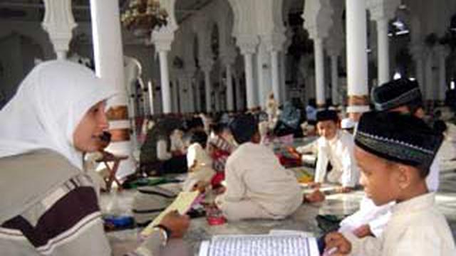 Santri Belajar Membaca Alquran