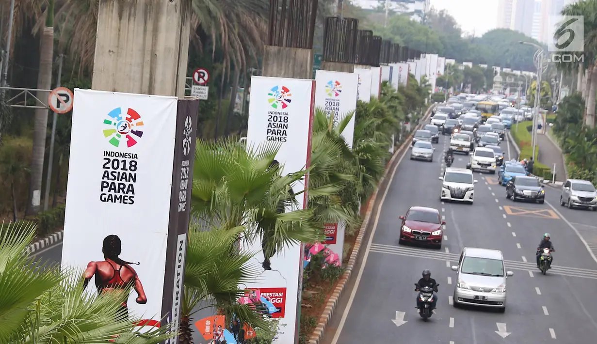 Tiang monorel terbengkalai digunakan untuk alat peraga Asian Para Games di Senayan, Jakarta, Jumat (19/10). Pemprov DKI Jakarta saat ini sedang melakukan pengkajian guna memanfaatkan kembali tiang pancang monorel tersebut. (Liputan6.com/Immanuel Antonius)