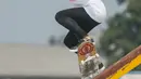 Funa Nakayama dari Jepang beraksi melintasi trek besi saat mengikuti skateboarding semi final wanita di International Skateboarding Open di Qingfeng di provinsi Henan, China (7/9/2019). (AFP Photo/STR)