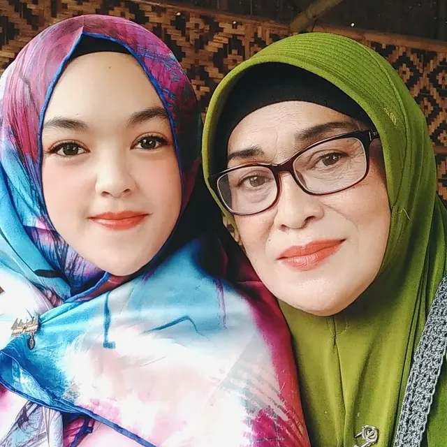 6 Potret Terbaru Febriana Sapta ‘Antagonis Cilik’ Bareng Ibunda, Penuh Kehangatan