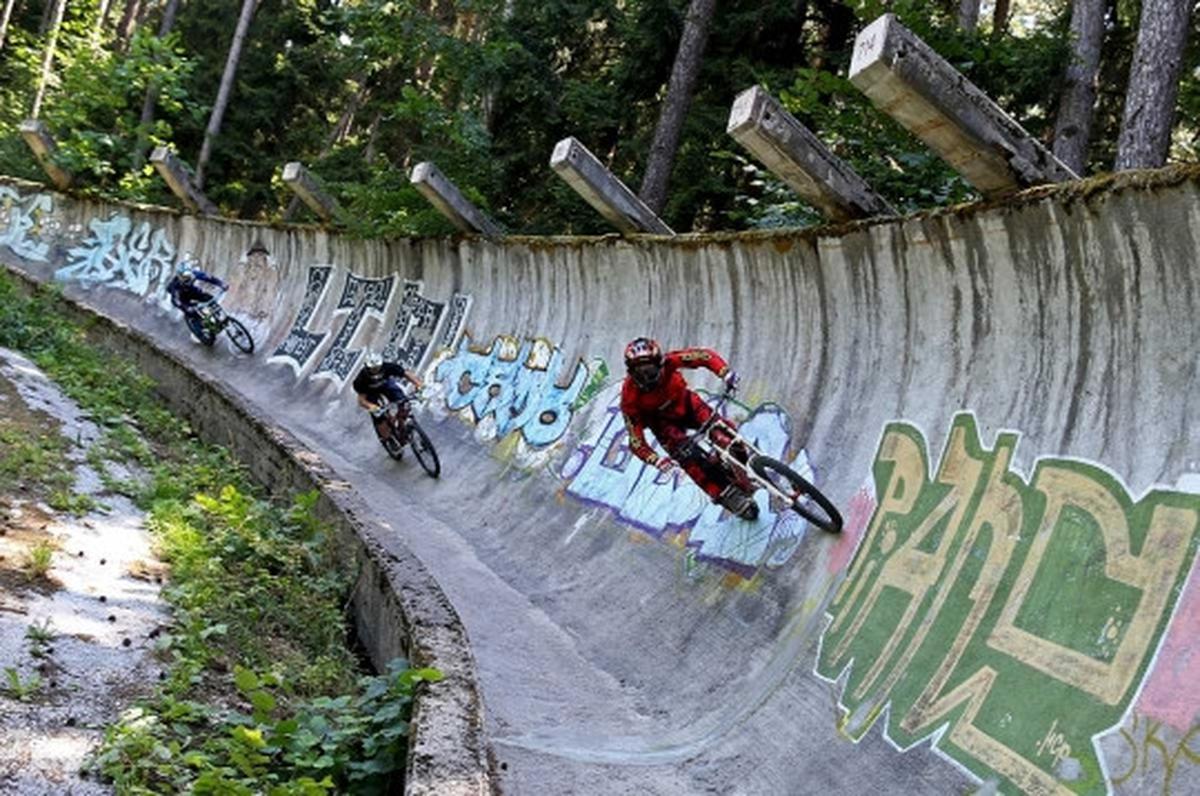 Aksi nekat bikers Downhill ngebut di lintasan miring 90 derajat