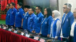 Zulkifli Hasan didampingi Sekjen PAN Edi Soeparno bersama jajaran DPP PAN antara lain Bendahara Umum Totok Daryanto, tiga Waketum Asman Abnur, Viva Yoga Mauladi, Yandri Susanto, lalu Ketua DPP Desy Ratnasari dan Saleh P Daulay, serta Eko Patrio. (Liputan6.com/Johan Tallo)