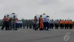 Dua jenazah perempuan korban pesawat AirAsia QZ8501 saat akan diterbangkan ke Surabaya dari Lanud Iskandar, Rabu (7/1). (Liputan6.com/Andrian M Tunay)