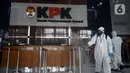 Petugas kesehatan melakukan peyemprotan disinfektan di bagian dalam Gedung KPK, Jakarta, Rabu (18/3/2020). Penyemprotan dilakukan untuk mencegah penyebaran virus corona COVID-19. (merdeka.com/Dwi Narwoko)