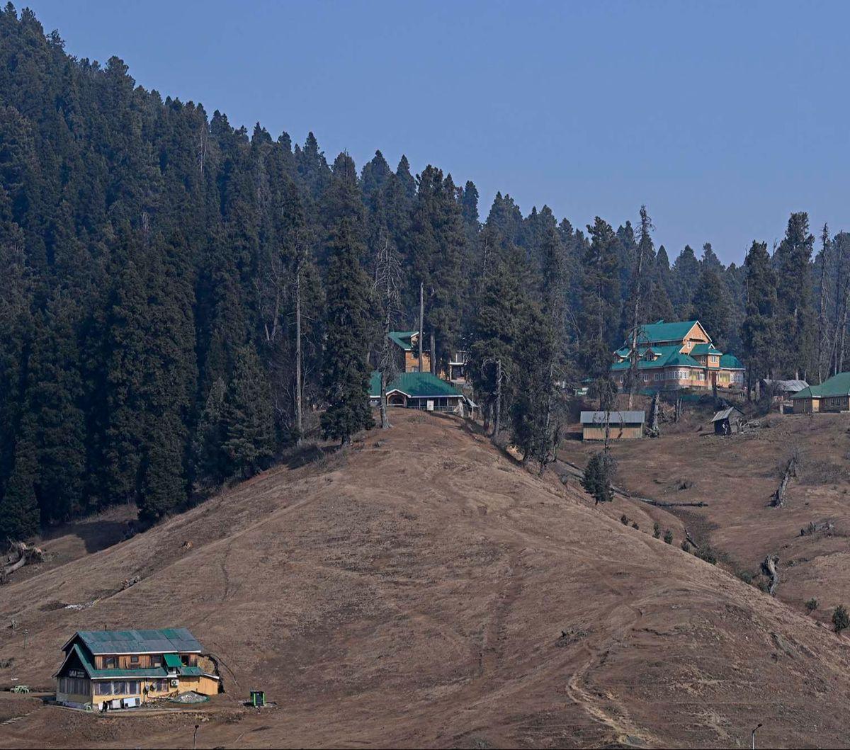 Perubahan iklim membuat musim dingin tak biasa terjadi di Gulmarg, sebuah kota dataran tinggi Himalaya di wilayah Kashmir, India. Hamparan salju putih yang kerap menyelimuti&nbsp;salah satu resor ski tertinggi di dunia tersebut kini tampak menghilang.