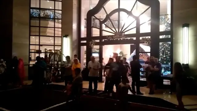 Situasi panik juga terjadi di Yogyakarta setelah gempa terjadi. Tamu yang menginap di hotel berhamburan keluar dari dalam kamar.