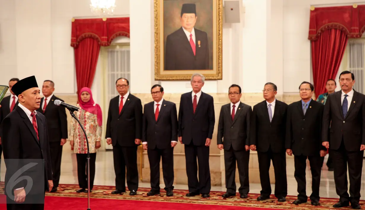 Kepala Staf Presiden Teten Masduki mengucapkan sumpah jabatan saat acara pelantikan yang dipimpin Presiden Jokowi di Istana Negara, Jakarta, Selasa (2/9). Teten menggantikan Luhut yang kini menjabat Menko Polhukam. (Liputan6.com/Faizal Fanani)
