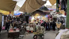 Orang-orang berbelanja buah-buahan dan kacang-kacangan kering di pasar terbuka di ibu kota Yaman, Sanaa (2/5/2021). Umat Muslim di Yaman memenuhi pasar menjelang liburan Idul Fitri yang menandai akhir bulan suci Ramadhan. (AFP/Mohammed Huwais)