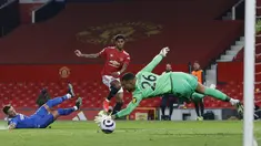 Penyerang Manchester United (MU), Marcus Rashford (tengah) mencetak gol ke gawang Brighton and Hove Albion pada pekan ke 30 Liga Inggris di Old Trafford, Senin dinihari WIB (05/04/2021). MU harus bekerja keras sebelum mengalahkan Brighton 2-1. (Phil Noble/Pool via AP)