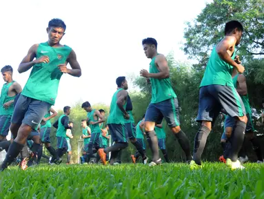 Sejumlah pesepakbola muda melakukan pemanasan jelang latihan seleksi Timnas Indonesia U19 di NYTC Sawangan, Depok, Selasa (26/7). Seleksi untuk menghadapi ajang Piala AFF U19 2016 di Hanoi, 11-24 September mendatang. (Liputan6.com/Helmi Fithriansyah)