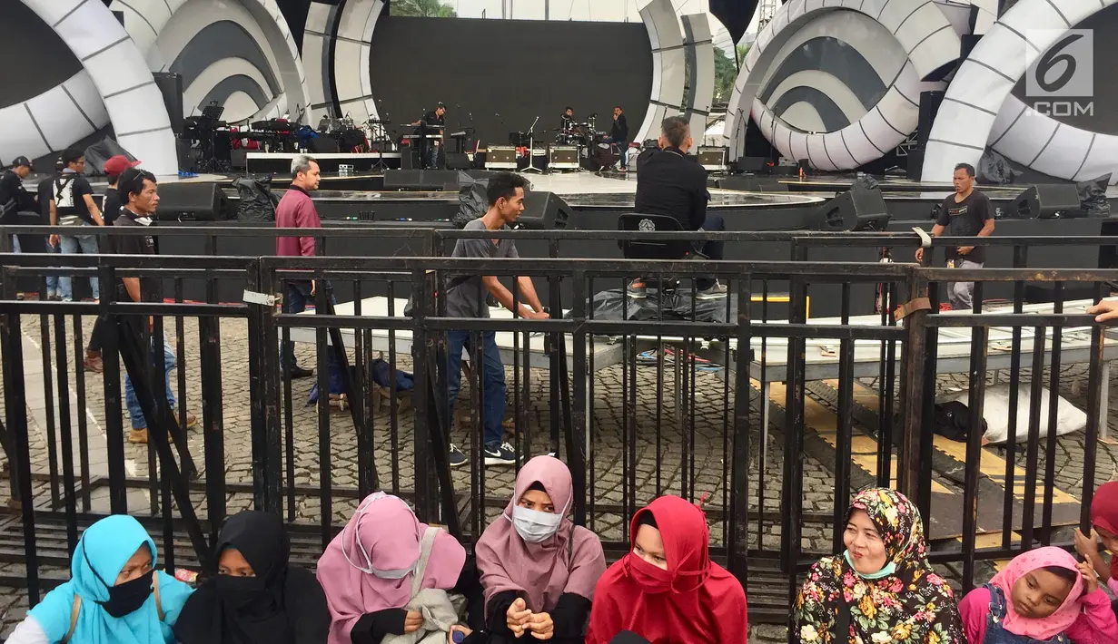 Petugas memeriksa kelengkapan dan kesiapan panggung malam Tahun Baru 2018 di Monas, Jakarta, Sabtu (30/12). Dari tahun ke tahun, Monas sebagai salah satu ikon Ibu Kota, menjadi titik pusat perayaan pergantian tahun. (Liputan6.com/Immanuel Antonius)