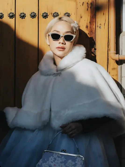 Tampilan preppy juga terlihat dari styling rambut dengan sisipan jepit yang menggemaskan. [Foto: Bunga Citra Lestari/ Instagram]