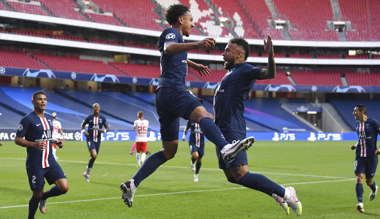 Pemain Paris Saint-Germain (PSG), Marquinhos dan Neymar, melakukan selebrasi usai mencetak gol ke gawang RB Leipzig pada laga semifinal Liga Champions di Stadion The Luz, Rabu (19/8/2020). PSG menang dengan skor 3-0. (David Ramos/Pool via AP)