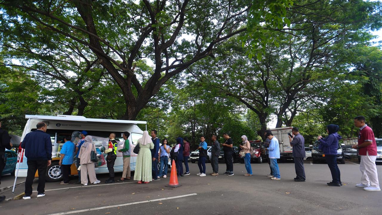FOTO: Antrean Warga Tukar Uang Baru di Kas Keliling Bank Indonesia