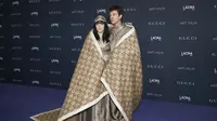 Billie Eilish dan Jesse Rutherford eksis di karpet merah LACMA’s Art + Film Gala di Los Angeles, pada 5 November 2022, dengan berselimut Gucci. (dok. AP Photo/Allison Dinner)