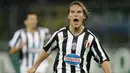 Pavel Nedved - Kala itu usianya sudah 34 tahun namun permainannya masih cukup atraktif, hingga gantung sepatu dirinya memilih bertahan di Juventus. (AFP/Paco Serinelli)