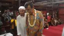 Selain itu, petugas dari KUA Lemahwungkuk, Cirebon akan bertugas sebagai penghulu dalam pernikahan Nani Wijaya dan Ajip Rosidi. Untuk Khutbah nikah disampaikan oleh Ustaz Idris. (Fathan Rangkuti/Bintang.com)