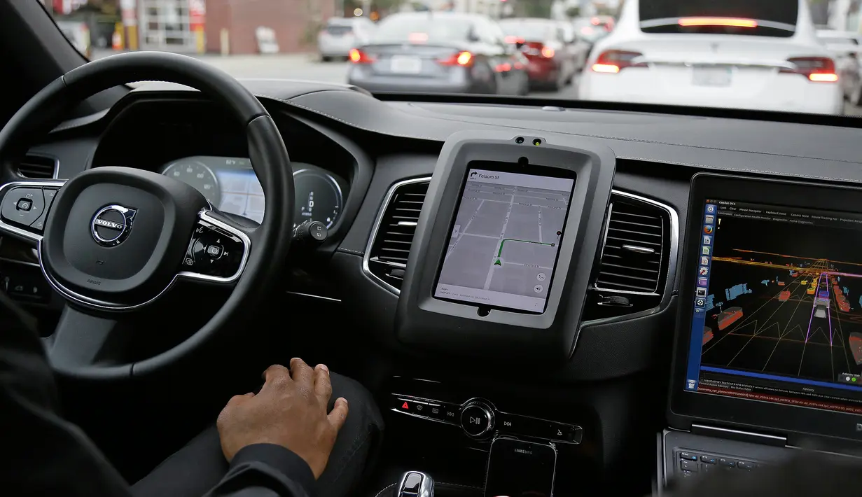 Tampilan interior dari mobil uber otonom atau tanpa sopir yang sedang melakukan test drive di San Francisco (13/3). Taksi berbasis online tanpa awak ini akan siap beroperasi di jalan-jalan California. (AP Photo/Eric Risberg)