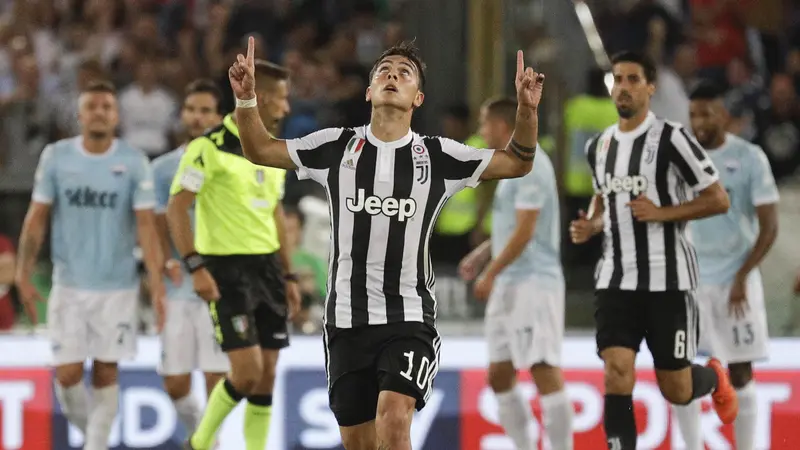 Striker Juventus, Paulo Dybala, rayakan gol ke gawang Lazio pada Piala Super Italia, Senin (14/8/2017) dini hari WIB. Juventus kalah 2-3. (AP/Gregorio Borgia)