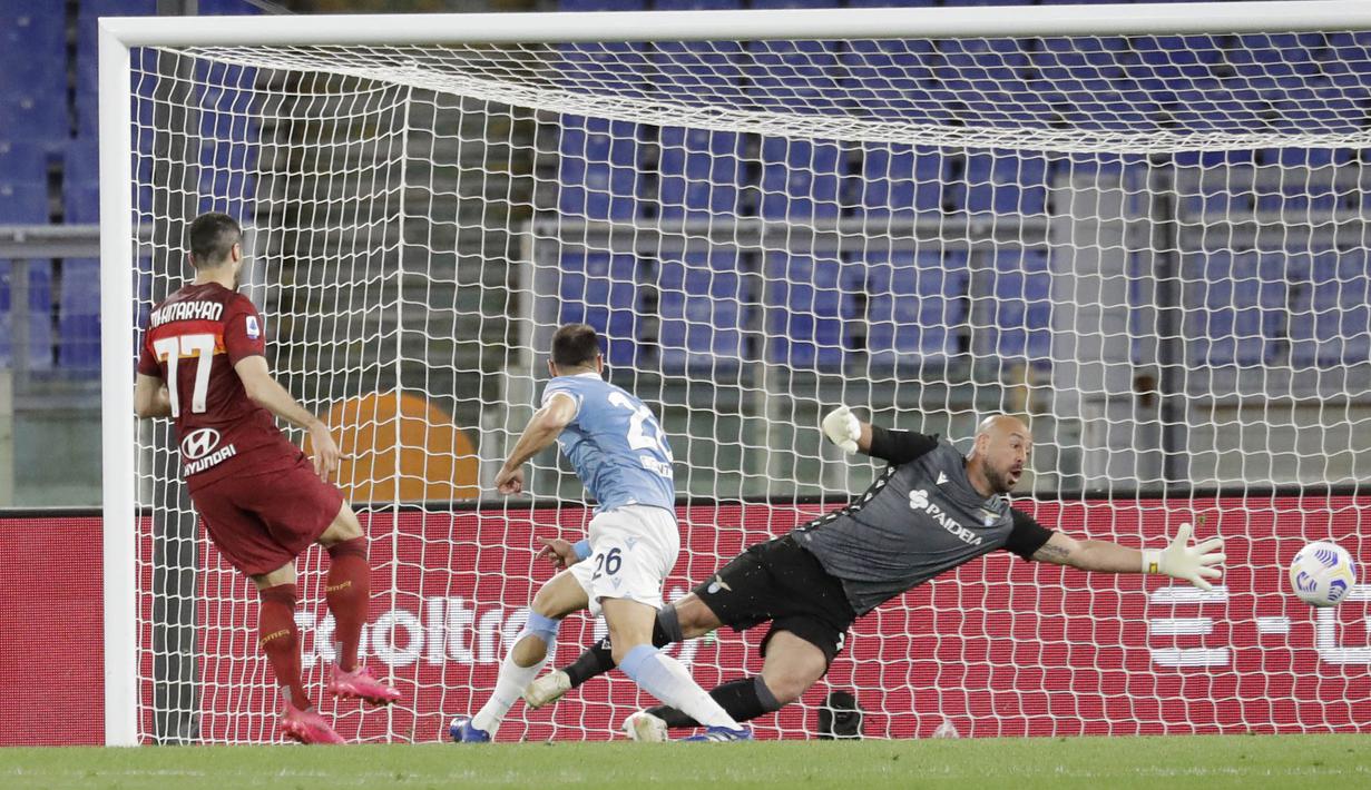 Pemain AS Roma, Henrikh Mkhitaryan, mencetak gol ke gawang Lazio pada laga Liga Italia di Stadion Olimpico, Roma, Minggu (16/5/2021). AS Roma menang dengan skor 2-0. (AP/Andrew Medichini)