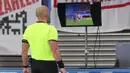 Wasit Szymon Marciniak memeriksa VAR sebelum memberikan penalti untuk RB Leipzig pada laga Grup H Liga Champions 2020/2021 antara RB Leipzig melawan Paris Saint-Germain di Redbull Arena, Leipzig, 4 November 2020. (AFP/Ronny Hartmann)