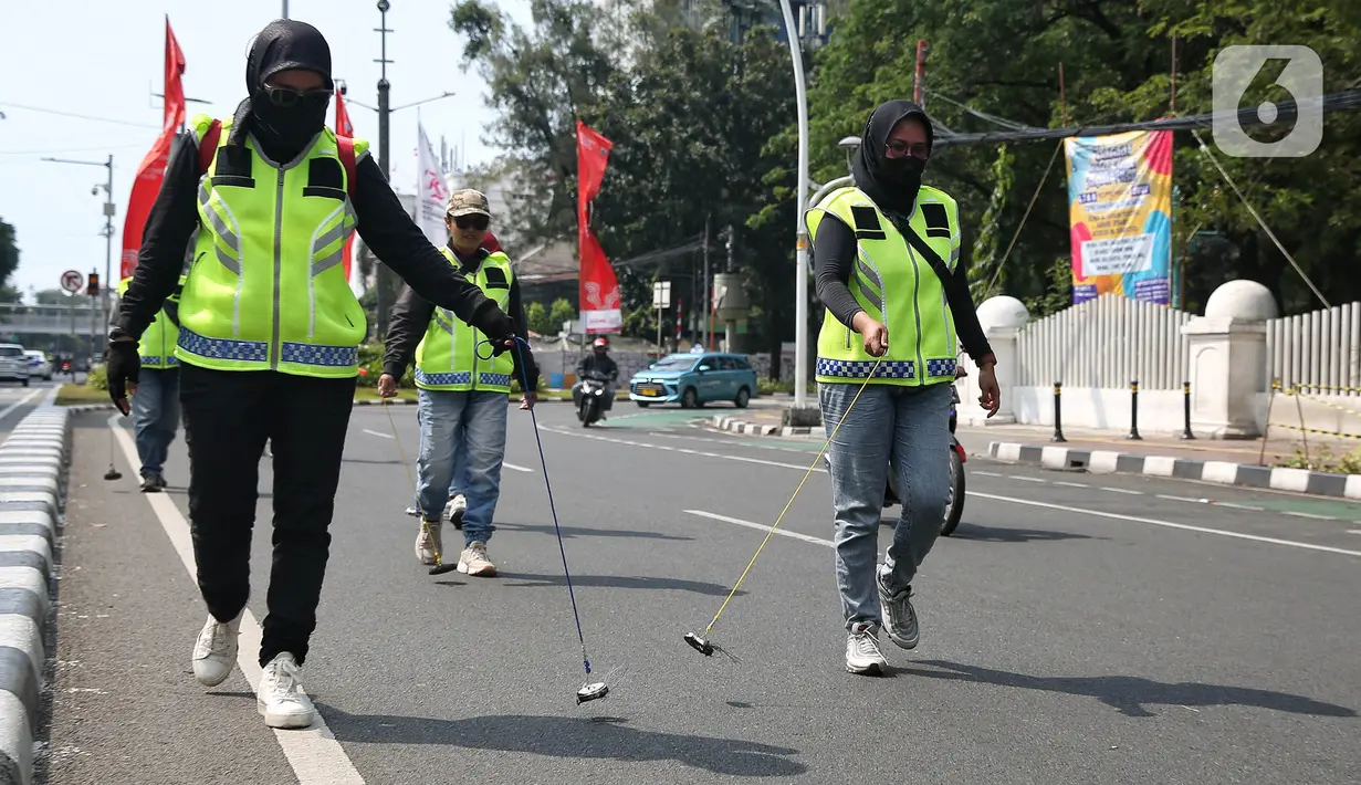 Penyisiran dilakukan di sepanjang jalan Medan Merdeka Timur, Jakarta. (Liputan6.com/Angga Yuniar)