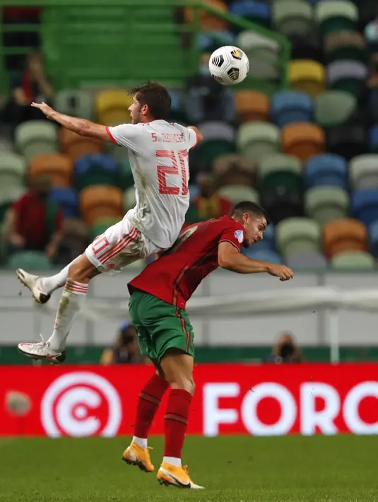 Bek Spanyol, Sergi Roberto berebut bola dengan penyerang Portugal, Andre Silva pada pertandingan persahabatan di stadion Jose Alvalade di Lisbon, Rabu (7/10/2020). Spanyol bermain imbang 0-0 atas Portugal. (AP Photo/Armando Franca)