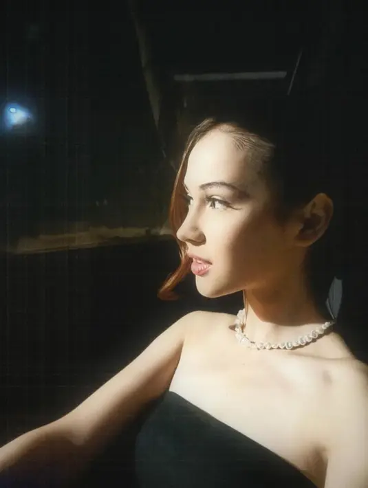 Bahkan potret Sandrinna yang diambil dari samping pun terlihat menawan. Ia menata rambutnya dengan gaya high-ponytail, menyisakan beberapa bagian rambut di bagian depan sebagai poni yang membingkai wajahnya semakin sempurna. [Foto: Instagram/sandrinna_11]