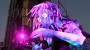 Penampakan makhluk misterius setinggi enam meter berhias cahaya saat pratinjau Festival Vivid Sydney di Barangaroo, Sydney, Australia, Rabu (23/5). Vivid adalah acara budaya luar ruangan yang menampilkan instalasi cahaya. (Saeed KHAN/AFP)