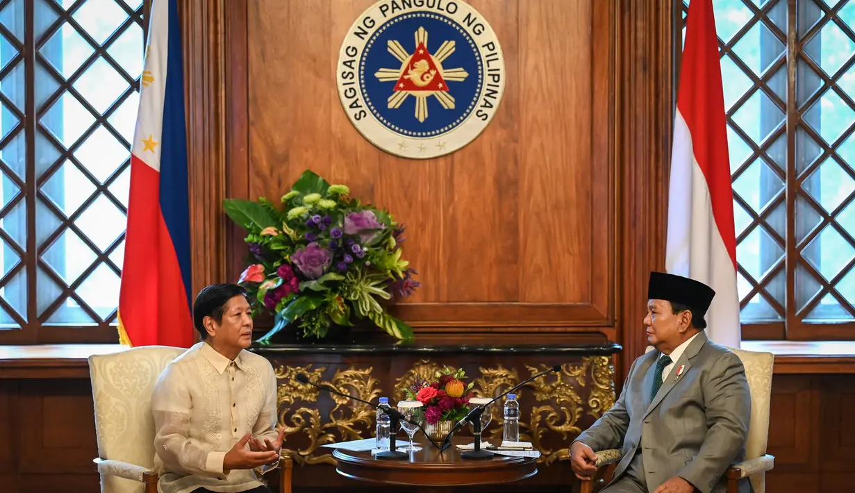 Menteri Pertahanan Republik Indonesia yang juga Presiden terpilih periode 2024-2029, Prabowo Subianto (kanan) berbincang dengan Presiden Filipina Ferdinand Marcos Jr dalam sebuah kunjungan kehormatan di Istana Malacanang, Manila, 20 September 2024. (Jam Sta Rosa/POOL/AFP)