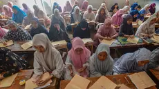 Santriwati saat mengikuti kegiatan belajar mengajar kajian kitab kuning Ayyuhal Walad di Pondok Pesantren (Ponpes) Sirajussa’ Adah di Limo, Depok, Jawa Barat, Kamis (26/2/2026). (merdeka.com/Arie Basuki)