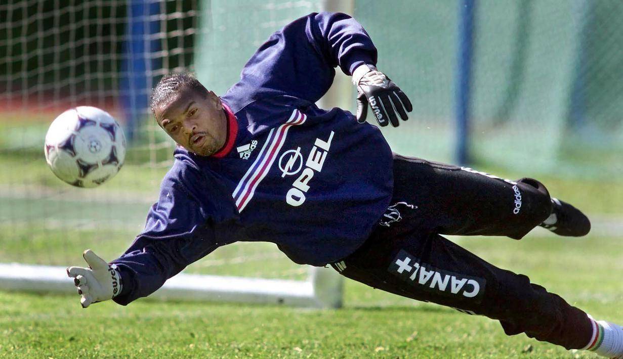 Bernard Lama. Kiper ini menjadi pemain tertua Timnas Prancis sepanjang sejarah Euro saat tampil di Piala Eropa 2000. Ia berusia 37 tahun, 7 bulan dan 13 hari saat menghadapi Belanda pada fase grup, 20 Juni 2000 dan mampu mempersembahkan gelar juara. Total mengoleksi 44 caps. (AFP/Gabriel Bouys)