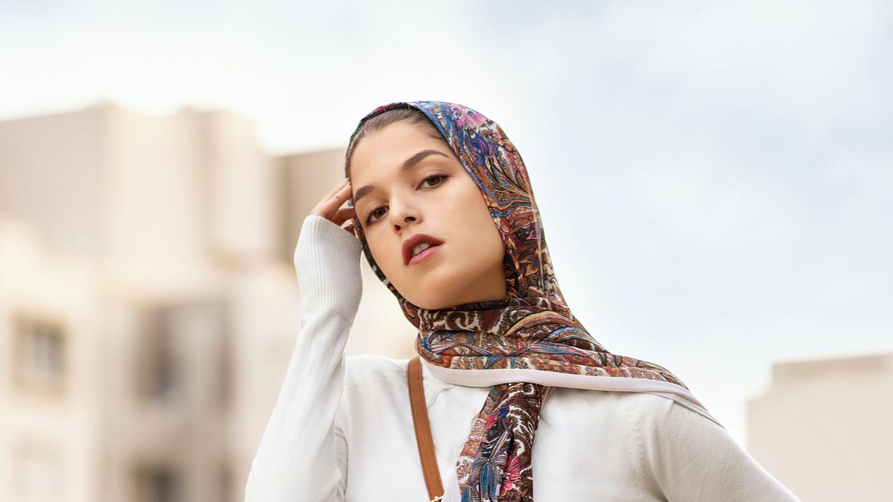 10 Model Kerudung Segi Empat Motif, Bikin Makin Stylish Penampilanmu di Berbagai Acara
