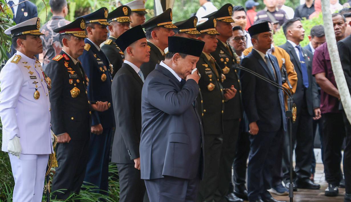 Presiden Prabowo Subianto memimpin langsung upacara pemakaman Wakil Presiden ke-6 RI Try Sutrisno yang wafat pada usia 90 tahun. Tampak dalam foto, Presiden Republik Indonesia, Prabowo Subianto memimpin langsung prosesi pemakaman jenazah Wakil Presiden Republik Indonesia ke-6, Try Sutrisno, di Taman Makam Pahlawan Nasional, Kalibata , Jakarta, Senin (2/3/2026). (merdeka.com/Arie Basuki)