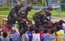 Tahukah Anda Mengapa Senyum Anak Papua Begitu Berharga? Satgas Yonif 521/DY Bagikan Makanan Siap Saji di Mamberamo Tengah