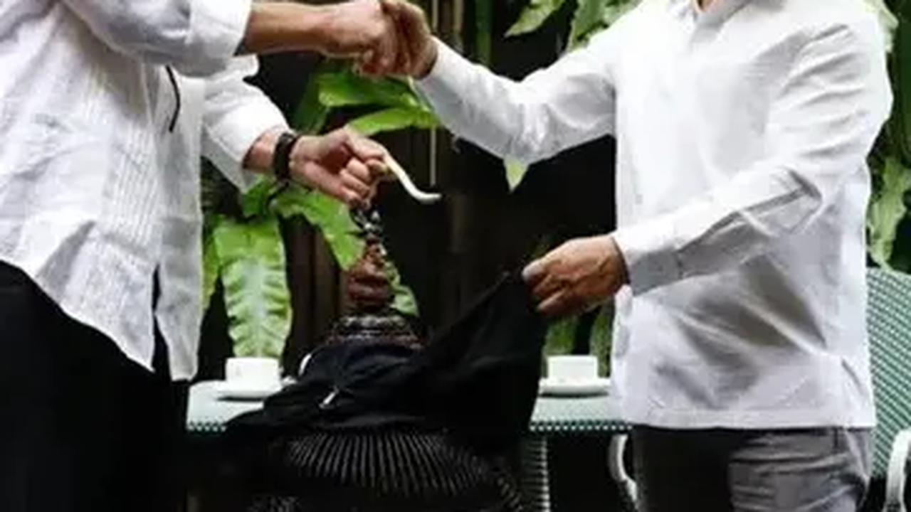 "Saya itu punya hadiah buat Cak Imin. Cak Imin kan suka burung, saya kasih hadiah burung," kata Ganjar.