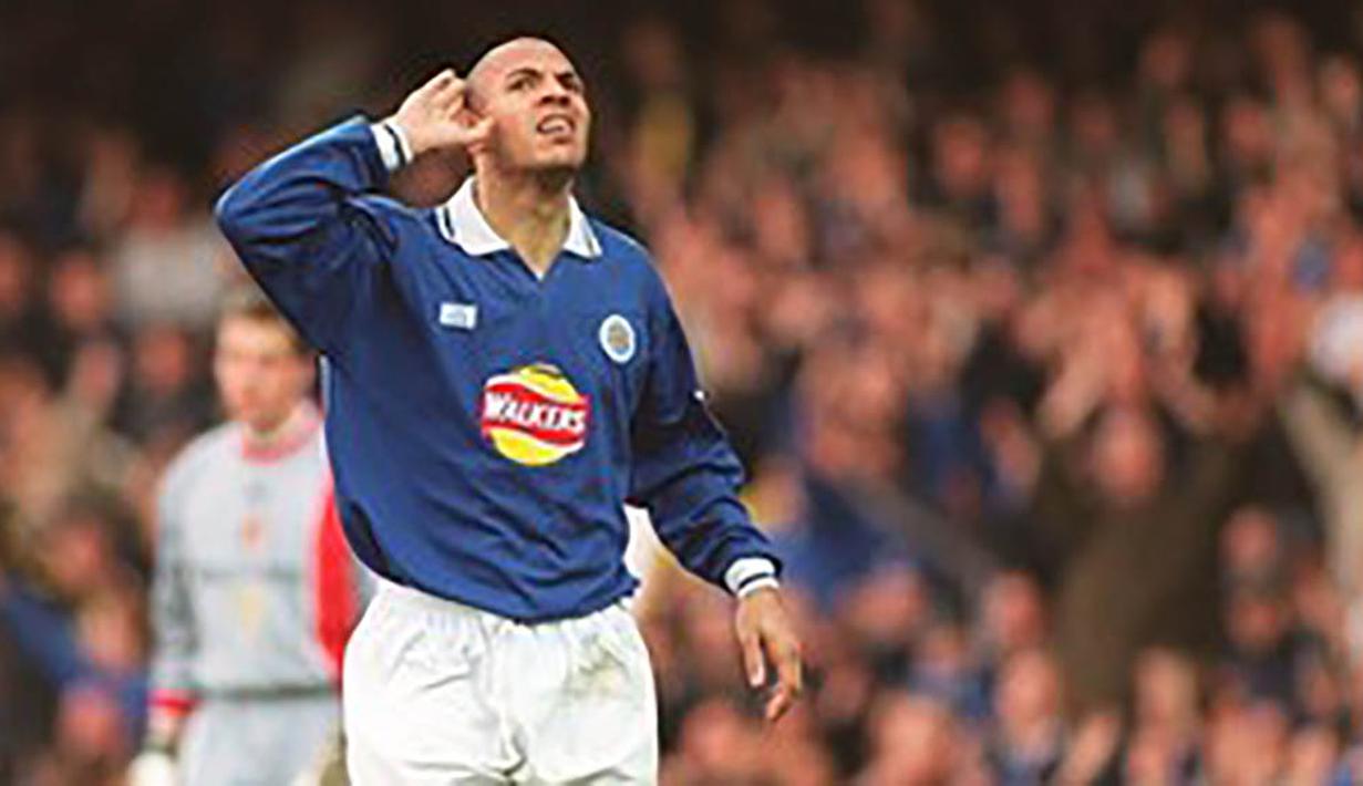 3. Stan Collymore, striker Inggris yang besar bersama Liverpool ini pernah membela Leicester pada penghujung kariernya tahun 2000. Dirinya hanya delapan bulan berseragam The Foxes. (Bola.com/Leicestermercury.co.uk)