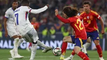 Pemain depan Prancis #07, Ousmane Dembele, melepaskan tembakan melewati pemain bertahan Spanyol #24, Marc Cucurella, selama pertandingan semifinal UEFA Nations League antara Spanyol dan Prancis di Stuttgart, Jerman barat daya,&nbsp;Jumat dini hari WIB (6-6-2025). (FRANCK FIFE/AFP)
