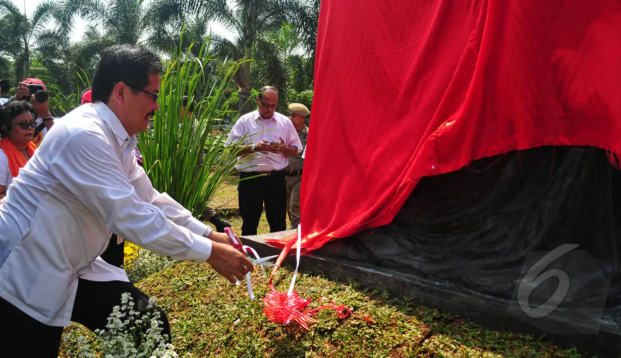Perwakilan Gubernur DKI Jakarta meresmikan Prasasti Tragedi Mei 98 di TPU Pondok Ranggon, Jakarta Timur, Rabu (13/5/2015). Prasasti tersebut menjadi gambaran kelam dan menjadi tanggung jawab negara agar tak terulang lagi. (Liputan6.com/Yoppy Renato)