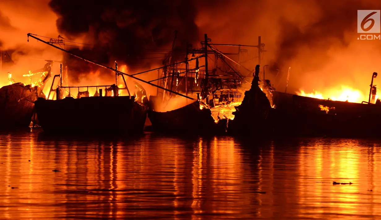 Sebanyak 18 kapal nelayan terbakar Pelabuhan Muara Baru, Penjaringan, Jakarta Utara, Sabtu (23/2). Informasi kebakaran diterima petugas sekitar pukul 15.19 WIB dan sempat terdengar suara ledakan dari kapal. (merdeka.com/Imam Bukhori)